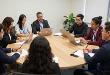 Líder conduzindo uma reunião colaborativa com uma equipe diversa em um ambiente corporativo moderno, destacando comunicação, planejamento e gestão eficiente