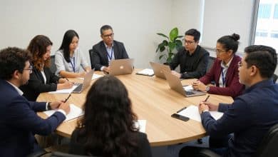 Líder conduzindo uma reunião colaborativa com uma equipe diversa em um ambiente corporativo moderno, destacando comunicação, planejamento e gestão eficiente