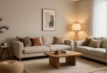 Ambiente interno contemporâneo com móveis planejados, paleta harmoniosa, iluminação aconchegante e materiais de design de interiores