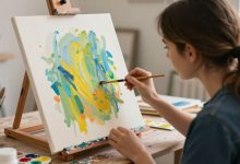 Pessoa aprendendo pintura em um ateliê iluminado, com tela, pincéis, tintas coloridas e uma obra criativa em desenvolvimento