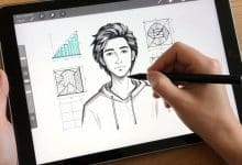 Pessoa iniciante criando uma ilustração digital em um tablet com caneta, com formas e camadas de desenho visíveis na tela.