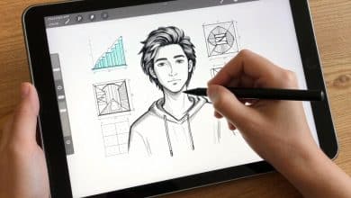 Pessoa iniciante criando uma ilustração digital em um tablet com caneta, com formas e camadas de desenho visíveis na tela.