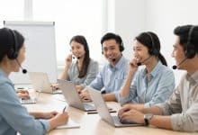 Equipe de atendimento ao cliente sorrindo e colaborando em um ambiente moderno, com elementos visuais que representam comunicação, empatia e satisfação dos clientes