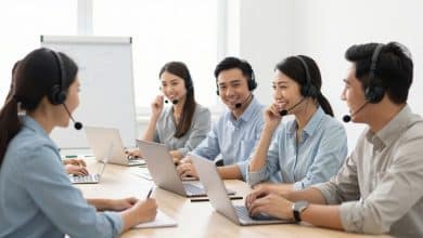 Equipe de atendimento ao cliente sorrindo e colaborando em um ambiente moderno, com elementos visuais que representam comunicação, empatia e satisfação dos clientes