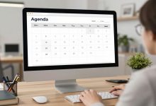 Profissional organizando uma agenda com calendário, lista de tarefas e relógio em um ambiente de trabalho claro e moderno