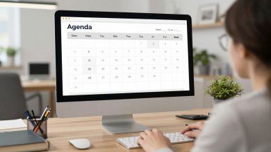 Profissional organizando uma agenda com calendário, lista de tarefas e relógio em um ambiente de trabalho claro e moderno