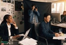 Equipe de profissionais de jornalismo em uma redação, com repórter, editora, fotojornalista e jornalista de dados trabalhando em diferentes formatos de notícia